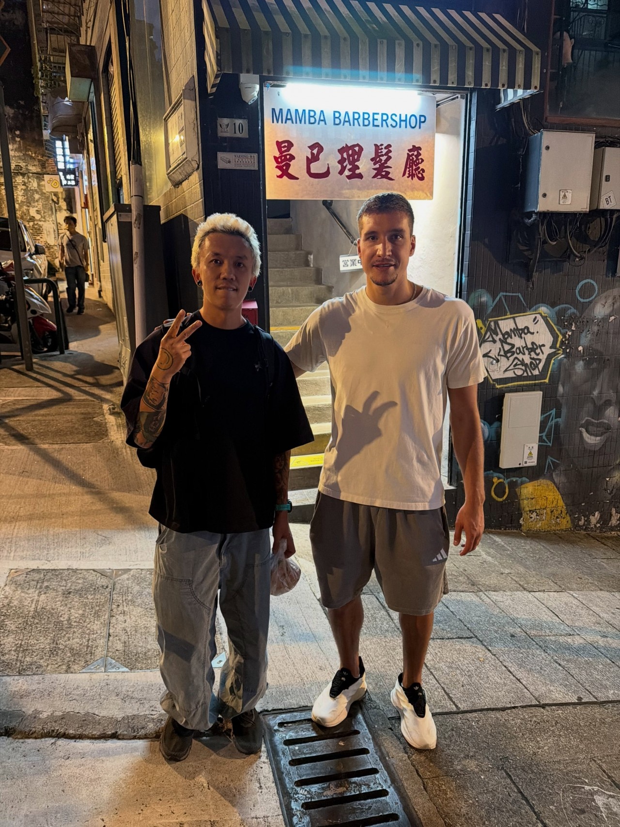 亚当斯&博格丹澳门打卡曼巴理发店 亚当斯与科比涂鸦合影