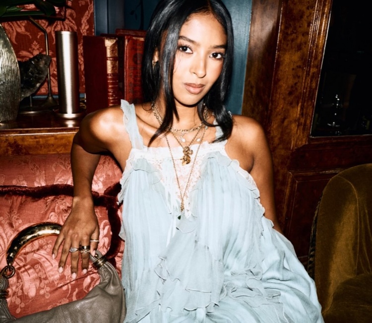 科比大女儿娜塔莉亚晒巴黎活动造型照 一袭浅色长裙亮相状态吸睛
