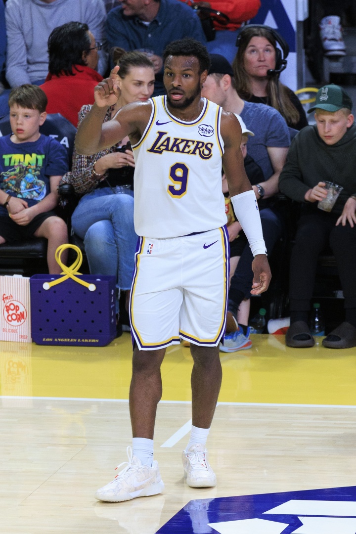 夸梅：布朗尼摆脱了詹姆斯的阴影后是个合格3D 他配得上留在NBA