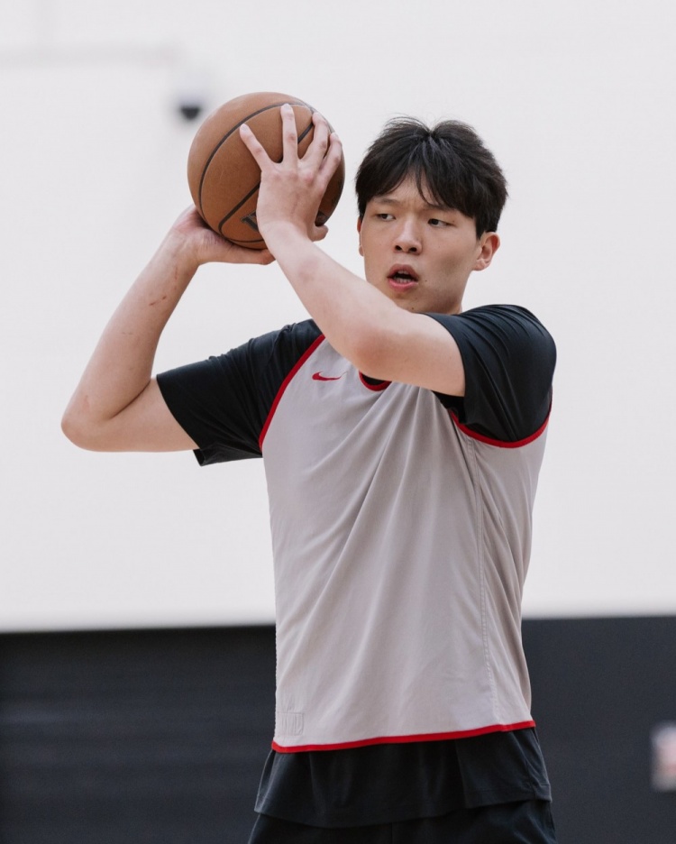 开拓者官方晒训练照：杨瀚森持球发牌 卡尔森迎着克林根单臂炸扣