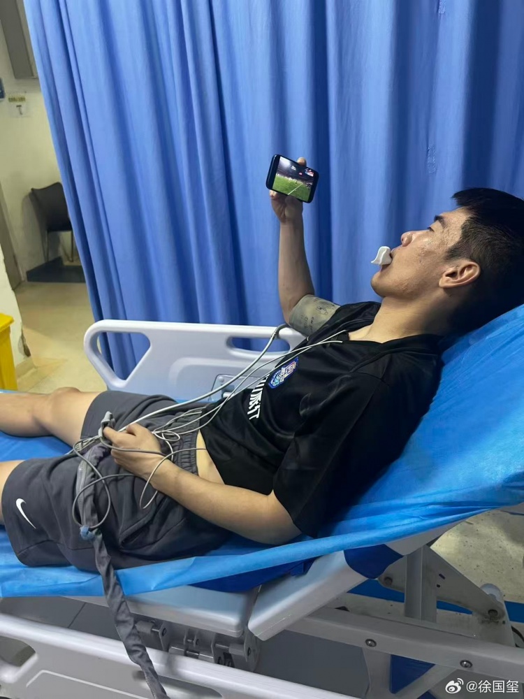 记者晒王秋明在医院接受治疗照片,通过手机关注津门虎队比赛