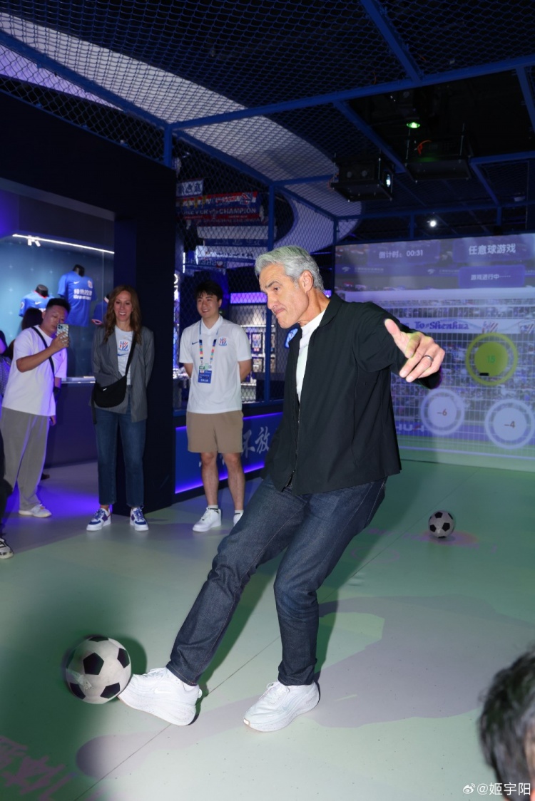 媒体人：耐克集团总裁兼首席执行官贺雁峰现场观战申花vs玉昆