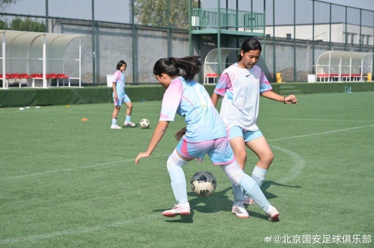 和田地区墨玉县青少年女子足球赴京交流营走进国安足球俱乐部