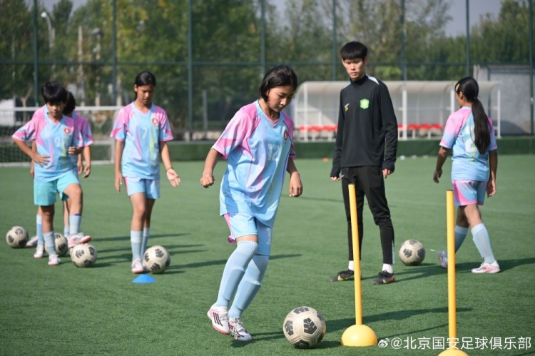 和田地区墨玉县青少年女子足球赴京交流营走进国安足球俱乐部