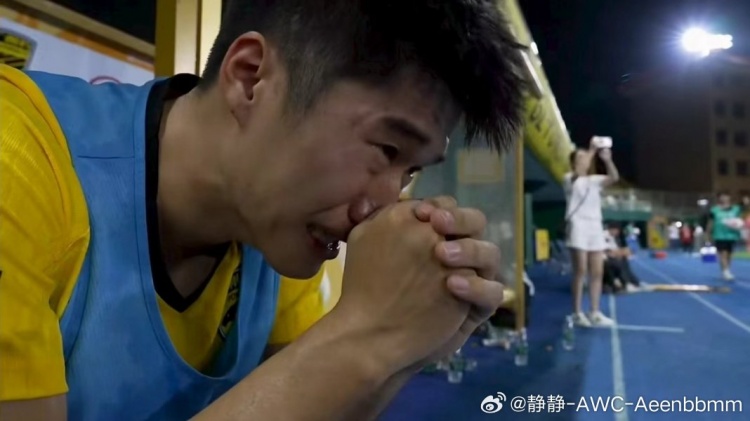 从见证广州队解散到助广州豹冲超!博主:侯煜在替补席流下男儿泪 从见证广州队解散到助广州豹冲超!博主:侯煜在替补席流下男儿泪