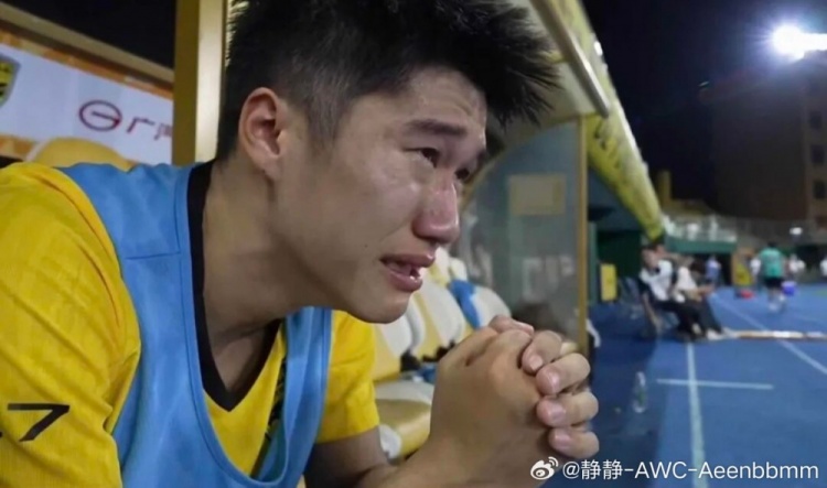 从见证广州队解散到助广州豹冲超!博主:侯煜在替补席流下男儿泪 从见证广州队解散到助广州豹冲超!博主:侯煜在替补席流下男儿泪