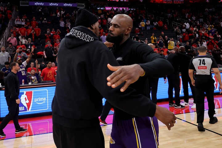 现在的76人比宇宙勇强?KD:76人每个人都能防 勇士当年没那么多 现在的76人比宇宙勇强?KD:76人每个人都能防 勇士当年没那么多