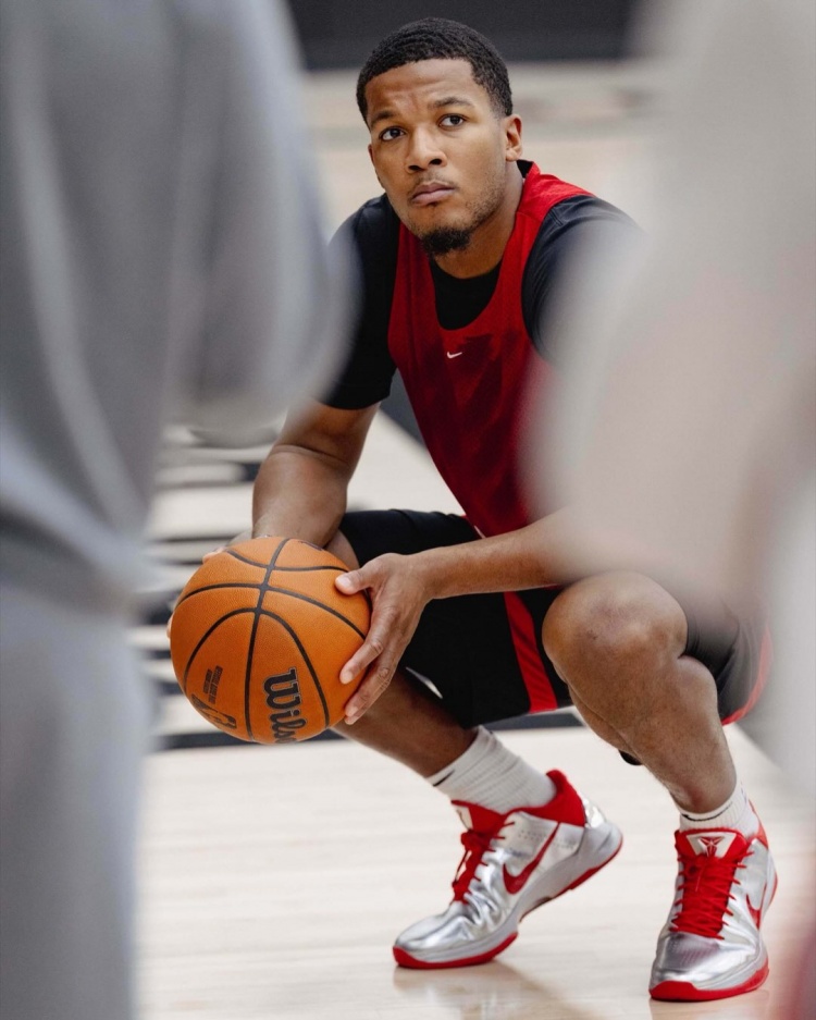 开拓者晒训练照：杨瀚森顶着克林根出手 和队友一起看比赛录像